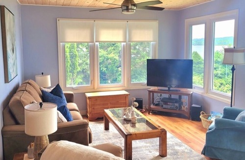 Howe Island Cottage | 1000 Islands River Retreat