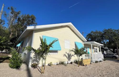 Dunedin House | 1000 Oaks Cottage