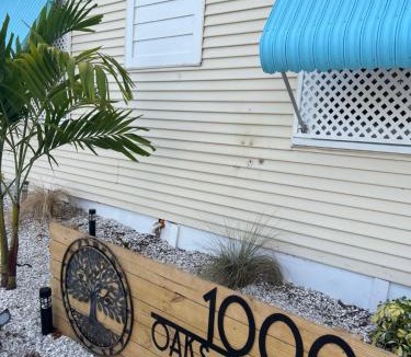 Dunedin House | 1000 Oaks Cottage