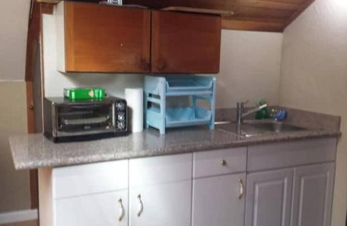 University South Apartment | 1005 #4 large Studio/1bath Downtown attic/2beds