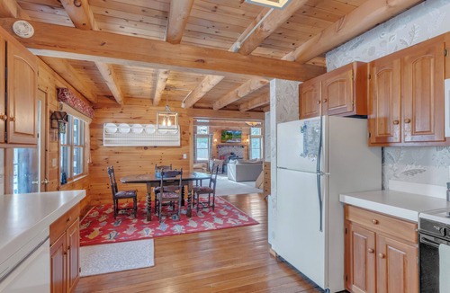 Town of Torrey Cabin | 100ft Private Lakefront + Dock -Fire pit + Decks -Wine Trail Sleeps 6