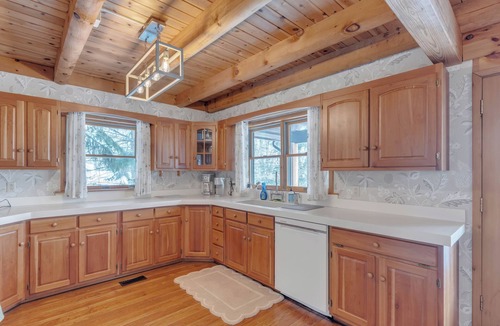 Town of Torrey Cabin | 100ft Private Lakefront + Dock -Fire pit + Decks -Wine Trail Sleeps 6