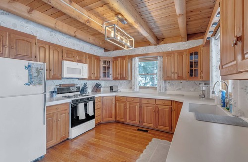 Town of Torrey Cabin | 100ft Private Lakefront + Dock -Fire pit + Decks -Wine Trail Sleeps 6