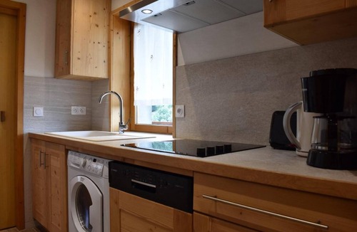 Meribel Centre Apartment | 100m from resort center, balcony, tv, ski locker, 105m², Méribel