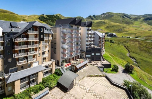 Peyragudes Apartment | 100m from resort center, 2nd floor, jacuzzi, hammam, tv, ski locker, 35m², Peyragudes