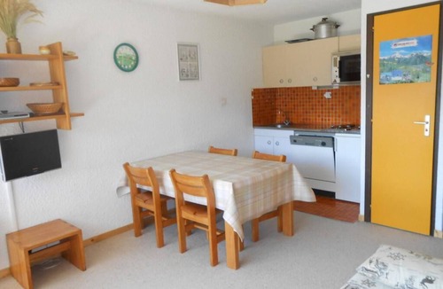 Venosc Apartment | 100m from resort center, 4th floor, view mountain, balcony, parking, tv, ski locker, 42m²