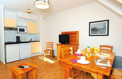 Bagneres-de-Luchon Apartment | 100m from ski lifts, tv, ski locker, 23m², Luchon-Superbagnères