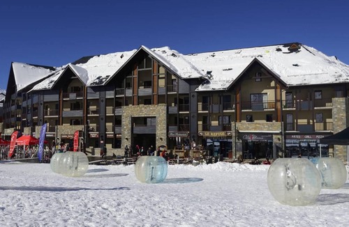 Peyragudes Apartment | 100m from ski slopes, 1st floor, view valley, sauna, jacuzzi, hammam, parking, tv, ski locker, 42m²