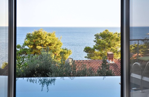 Krizni rat Villa | 100m from the beach,1,5km from theHvar old town.Infinity pool and quiet location