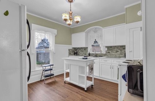 Mineola House | 100yr home with peaceful 1940s vibe and modern amenities in historic downtown.