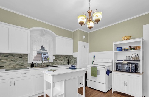 Mineola House | 100yr home with peaceful 1940s vibe and modern amenities in historic downtown.