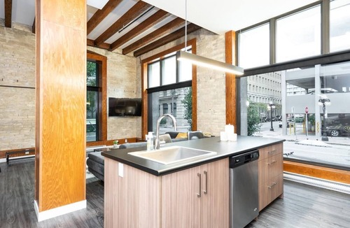Exchange District Condo | (101)Exchange District + 2BR 1.5Bath+ Parking (165)