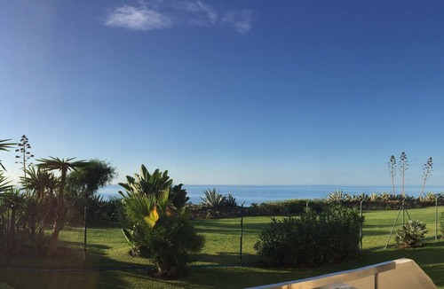 New Golden Mile Apartment | 102 Luxury Serv Apart-Estepona 3 Bed, 28c Heated 20m Pool, Jacuzzi - an Oasis