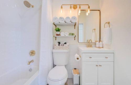 Belltown Apartment | 103 Belltown Modern and Bright in the Heart of Belltown Queen Bed