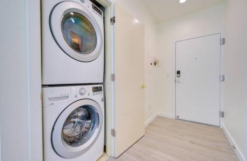 Belltown Apartment | 103 Belltown Modern and Bright in the Heart of Belltown Queen Bed