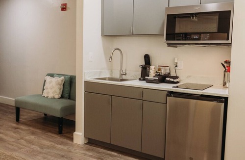 Bartlesville Apartment | 104 · Cozy Corner #104 - King Bed Hotel Phillips