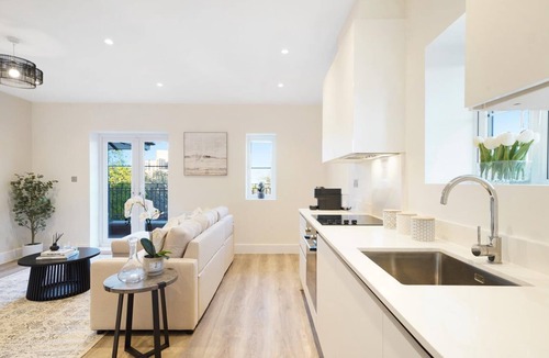 Acton Apartment | 105B Beechwood Grove Flat