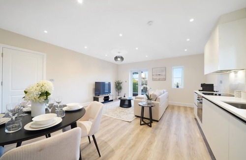 Acton Apartment | 105B Beechwood Grove Flat