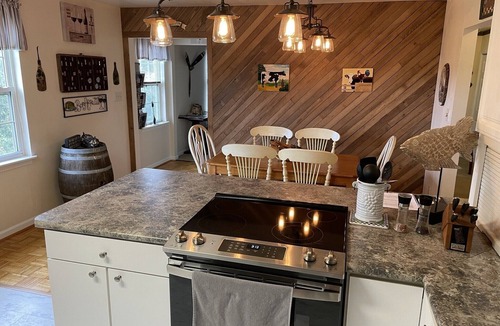 Scottsville House | 106 acre Farm with Animals, River & Private Pond, near Wineries and Breweries