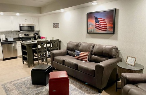 Downtown Branson Condo | 106-Walk to Downtown & Landing | Pools + No Stairs