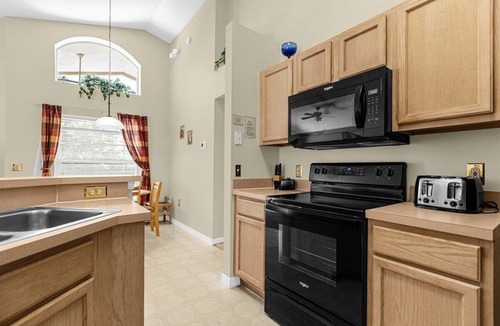 Lake Berkley Cottage | 1061 Lake Berkley 4 Bed With Pool