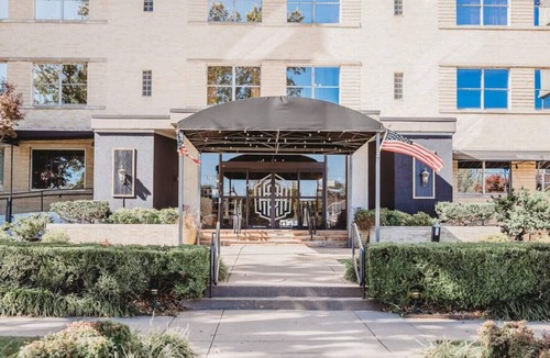 Bartlesville Apartment | 107 · Downtown Retro Room #107 - Hotel Phillips