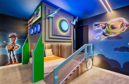 Four Corners House | 10Bd Epic Vacation Home Themed Rooms Windsor Cay