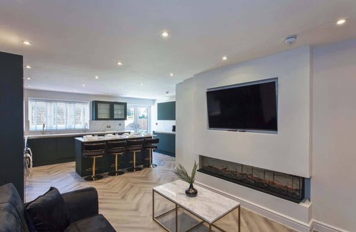 Woodley House | 10BR Group Escape For Families, Friends & Teams