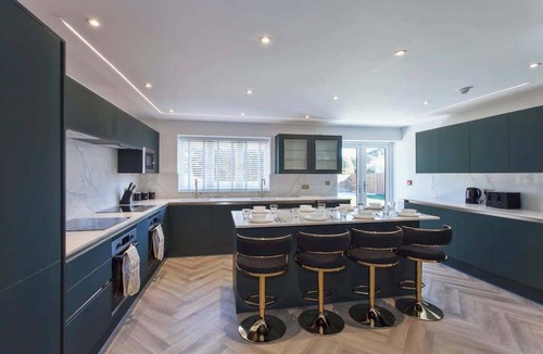 Woodley House | 10BR Group Escape For Families, Friends & Teams