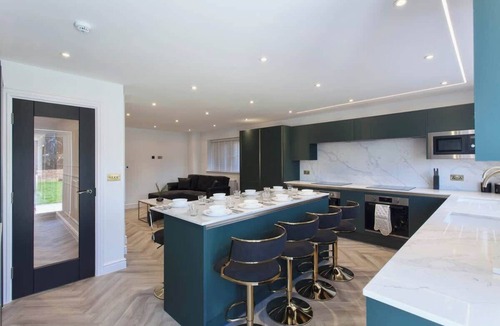 Woodley House | 10BR Group Escape For Families, Friends & Teams