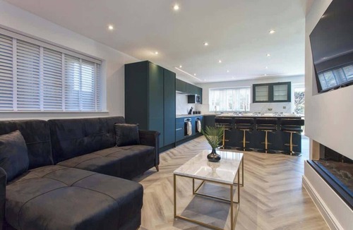 Woodley House | 10BR Group Escape For Families, Friends & Teams