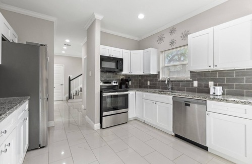 West Dallas House | 10BR Luxury Haven w/Game Room — 10 Mins to Downtown & Perfect for Events