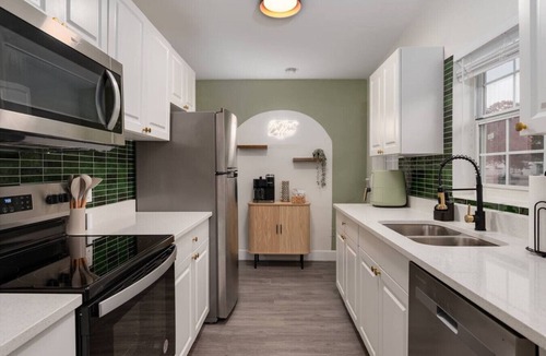 Northeast Orlando House | 10m to Dwtn + Jacuzzi, Pool Tbl, Ping Pong & BBQ!