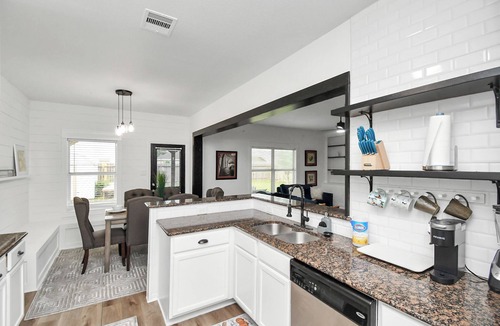 Rosenberg House | 10min from Fort Bend Epicenter 13min from Memorial Herman Stylish 4 Bedroom Home