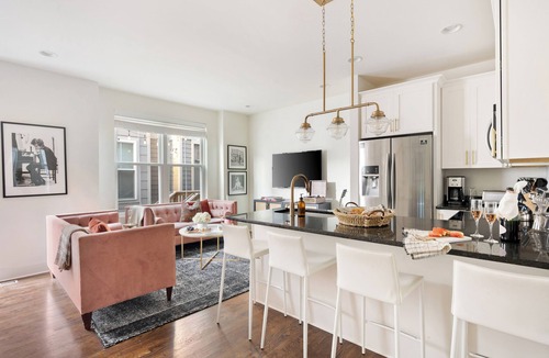 Chestnut Hill Apartment | 10min to Broadway/DT | 6BR (2 homes) | Hart Suites