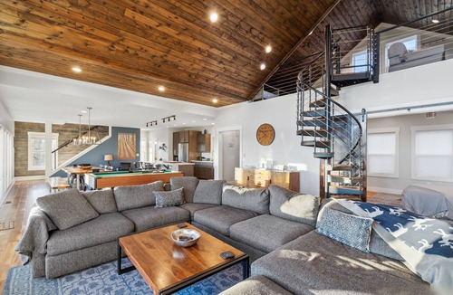 Wolf Laurel House | 10min to Hatley Pointe~Views~ HotTub~ FirePit