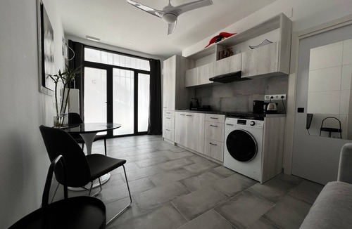 Poblats Maritims Apartment | 10min to the beach and 10min to the city centre good for work.