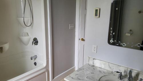 Hanover Bed & Breakfast | 10th Avenue Guest House & Suites