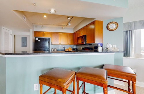Crescent Beach Condo | 10th-floor oceanfront condo with pool, hot tub, balcony & central AC