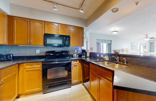 Crescent Beach Condo | 10th-floor oceanfront condo with pool, hot tub, balcony & central AC