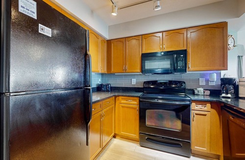 Crescent Beach Condo | 10th-floor oceanfront condo with pool, hot tub, balcony & central AC