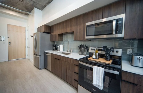 Rio Grande Apartment | 10th flr Beauty! Hot tub/Pking/Pool/Views!/Kg bed!