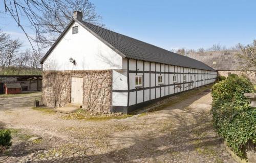 Ronde House | 11 Bedroom Pet Friendly Home In Rønde