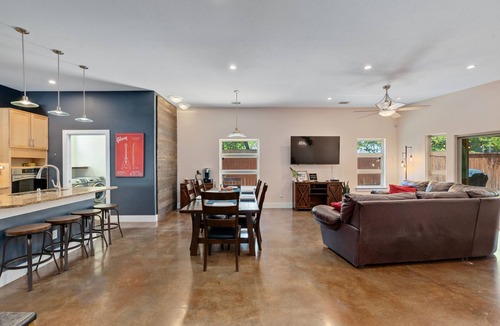 Rosewood House | 11 Beds, Billiards, Hot Tub, Mins From DT & 6TH