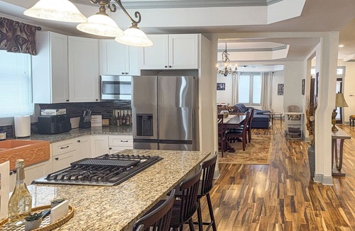Peak's Suburban Addition House | 11 Beds, Sleeps 12, 2 Mi to Downtown Dallas