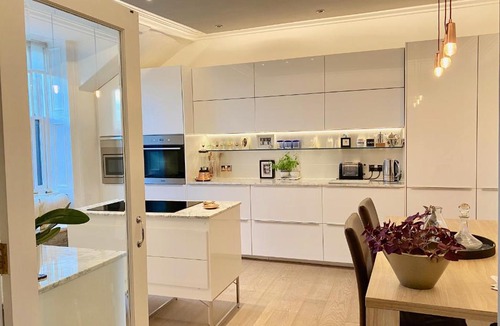 Kelvinbridge Apartment | 11 Lynedoch Crescent