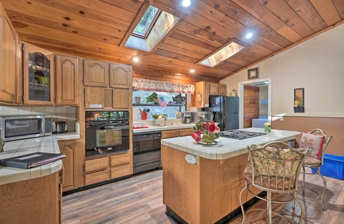 Pollock Pines Cabin | 11 Mi to Apple Hill: Pollock Pines Resort Cabin