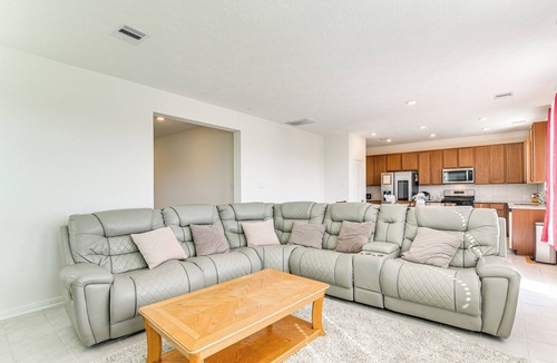 La Marque House | 11 Mi to Beach: La Marque Home w/Patio!