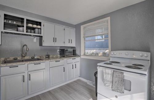 Rockaway Beach House | 11 Mi to Dtwn Branson: Cottage in Rockaway Beach!