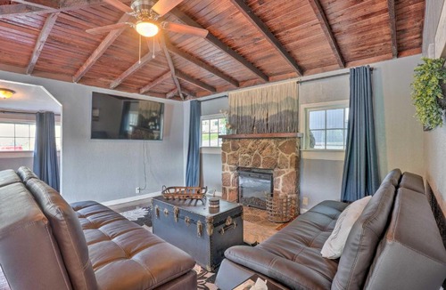 Rockaway Beach House | 11 Mi to Dtwn Branson: Cottage in Rockaway Beach!